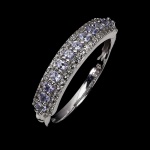 CLÁSSICO ANEL MEIA ALIANÇA EM PRATA DE LEI ESPESSURADA A OURO BRANCO, DESIGN EXCLUSIVO DE EXCEPCIONAL OURIVESARIA COM PRECIOSA CRAVAÇÃO DE TANZANITAS DE 2.0 MM, CLÁSSICA LAPIDAÇÃO BRILHANTE, ADORNADAS POR RICO TRABALHO E FINO ACABAMENTO COM ZIRCONIAS EXTRA BRANCAS. PERFEITO ESTADO DE CONSERVAÇÃO, SEM USO. ARO MEDE 1,8 CM, ARMAÇÃO 2,2 X 0,4 CM. ORIGEM TANZÂNIA.