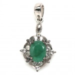 Belíssimo pingente em prata de lei espessurada a ouro branco, design exclusivo de excepcional ourivesaria com preciosa Esmeralda de 8.0 x 6.0 mm, clássica lapidação oval brilhante, adornada por rico trabalho e majestosa guirlanda de Zirconias extra brancas e lapidação brilhante. Perfeito estado de conservação, sem uso. Mede 2,6 x 1,2 cm. Origem Brasil. Possui inclusões naturais.