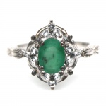 Belíssimo anel em prata de lei espessurada a ouro branco, design exclusivo de excepcional ourivesaria com preciosa Esmeralda de 7.0 x 5.0 mm, clássica lapidação oval brilhante, adornada por rico trabalho e majestosa guirlanda de Zirconias extra brancas e lapidação brilhante. Perfeito estado de conservação, sem uso. Aro mede 1,7 cm, armação 1,0 x 1,4 cm. Origem Brasil. Possui inclusões naturais.