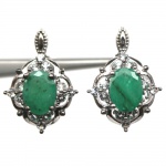 Belíssimo par de brincos em prata de lei espessurada a ouro branco, design exclusivo de excepcional ourivesaria com preciosa Esmeralda de 8.0 x 6.0 mm, clássica lapidação oval brilhante, adornada por rico trabalho e majestosa guirlanda de Zirconias extra brancas e lapidação brilhante. Perfeito estado de conservação, sem uso. Mede 2,0 x 1,2 cm. Origem Brasil. Possui inclusões naturais.