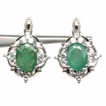 Belíssimo par de brincos em prata de lei espessurada a ouro branco, design exclusivo de excepcional ourivesaria com preciosa Esmeralda de 8.0 x 6.0 mm, clássica lapidação oval brilhante, adornada por rico trabalho e majestosa guirlanda de Zirconias extra brancas e lapidação brilhante. Perfeito estado de conservação, sem uso. Mede 2,0 x 1,2 cm. Origem Zâmbia. Possui inclusões naturais.