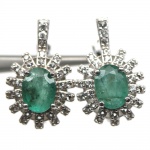 Elegante par de brincos em prata de lei espessurada a ouro branco, design exclusivo de excepcional ourivesaria com preciosa Esmeralda de 8.0 x 6.0 mm, clássica lapidação oval brilhante, adornada por rico trabalho e belíssima coroa de Zirconias extra brancas e lapidação brilhante. Perfeito estado de conservação, sem uso. Mede 2,0 x 1,2 cm. Origem Colômbia. Possui inclusões naturais.