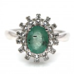 Elegante anel em prata de lei espessurada a ouro branco, design exclusivo de excepcional ourivesaria com preciosa Esmeralda de 8.0 x 6.0 mm, clássica lapidação oval brilhante, adornada por rico trabalho e belíssima coroa de Zirconias extra brancas e lapidação brilhante. Perfeito estado de conservação, sem uso. Aro mede 1,8 cm, armação 1,2 x 1,4 cm. Origem Colômbia. Possui inclusões naturais.