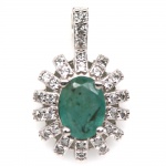 Elegante pingente em prata de lei espessurada a ouro branco, design exclusivo de excepcional ourivesaria com preciosa Esmeralda de 8.0 x 6.0 mm, clássica lapidação oval brilhante, adornada por rico trabalho e belíssima coroa de Zirconias extra brancas e lapidação brilhante. Perfeito estado de conservação, sem uso. Mede 2,0 x 1,2 cm. Origem Colômbia. Possui inclusões naturais.