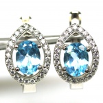 Elegante par de brincos em prata de lei espessurada a ouro branco , design exclusivo de excepcional ourivesaria com lindo Topázio SKY blue de 7.0 x 5.0 mm , clássica lapidação oval brilhante, adornado por bela guirlanda de Zirconias extra brancas. perfeito estado de conservação, sem uso. Medem 1,4 x 1,0 cm . Origem África.