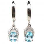 Charmoso par de brincos em prata de lei espessurada a ouro branco , design exclusivo de excepcional ourivesaria com lindo Topázio SKY blue de 7.0 x 5.0 mm , clássica lapidação oval brilhante, adornado por bela guirlanda de Zirconias extra brancas. perfeito estado de conservação, sem uso. Medem 2,8 x 0,6 cm . Origem África.