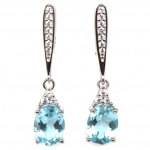 Lindo par de brincos em prata de lei espessurada a ouro branco , design exclusivo de excepcional ourivesaria com precioso Topázio SKY blue de 8.0 x 6.0 mm , clássica lapidação oval brilhante, adornado por rico trabalho e fino acabamento com Zirconias extra brancas. perfeito estado de conservação, sem uso. Medem 2,8 x 0,6 cm . Origem África.