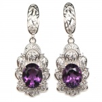 Belíssimo par de brincos em prata de lei espessurada a ouro branco , design exclusivo de excepcional ourivesaria com preciosa Ametista extra de 10 x 8.0 mm , clássica lapidação oval brilhante, adornada por rico trabalho e fino acabamento com Zirconias extra brancas. perfeito estado de conservação, sem uso. Medem 3,8 x 1,4 cm . Origem África.