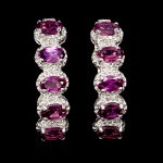 Belíssimo Par de Brincos em prata de lei espessurada a ouro branco, design moderno exclusivo de excepcional ourivesaria com majestosa cravação de Granadas Rodolitas de 5.0 x 3.0 mm, clássica lapidação oval brilhante, adornadas por rico trabalho e fino acabamento com elegantes coroas de Zirconias extra brancas. Perfeito estado de conservação, sem uso. medem aprox 2,4 x 0,6 cm . origem Moçambique,