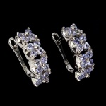 Belíssimo par de brincos em prata de lei espessurada a ouro branco, design moderno exclusivo de excepcional ourivesaria com preciosa cravação de Tanzanitas de 2.0 mm, clássica lapidação brilhante, adornadas por rico trabalho e fino acabamento. Perfeito estado de conservação, sem uso. Medem 1,7 x 0,5 cm. Origem Tanzânia e África.