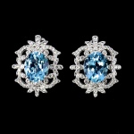 Belíssimo par de brincos em prata de lei espessurada a ouro branco, design moderno exclusivo de excepcional ourivesaria com precioso Topázio Sky Blue de 10 x 8.0 mm, clássica lapidação oval brilhante, adornado por rico trabalho e majestosa coroa de Zirconias extra brancas com fino acabamento. Perfeito estado de conservação, sem uso. Medem  2,0 x 1,6 cm. Origem África.