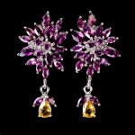 MAGNIFICO PAR DE BRINCOS EM PRATA DE LEI ESPESSURADA A OURO BRANCO, DESIGN MODERNO EXCLUSIVO DE EXCEPCIONAL OURIVESARIA COM PRECIOSA CRAVAÇÃO DE GRANADAS RODOLITA DE 5.0 X 3.5 X 4.0 X 2.0 E 2.0 MM, CLÁSSICAS LAPIDAÇÕES MARQUISE E BRILHANTE, ADORNADAS POR RICO TRABALHO E FINO ACABAMENTO LINDO CITRINO. PERFEITO ESTADO DE CONSERVAÇÃO, SEM USO. MEDEM 3,4 X 1,6 CM. ORIGEM MOÇAMBIQUE E BRASIL.