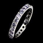 CLÁSSICA ALIANÇA TOTAL EM PRATA DE LEI ESPESSURADA A OURO BRANCO, DESIGN EXCLUSIVO DE EXCEPCIONAL OURIVESARIA COM PRECIOSA CRAVAÇÃO DE TANZANITAS DE 1.5 MM, CLÁSSICA LAPIDAÇÃO BRILHANTE, ADORNADAS POR RICO TRABALHO E FINO ACABAMENTO. PERFEITO ESTADO DE CONSERVAÇÃO, SEM USO. ARO MEDE 1,7 CM. ORIGEM TANZÂNIA.