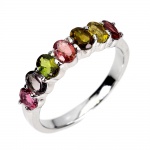 CLÁSSICO ANEL MEIA ALIANÇA EM PRATA DE LEI ESPESSURADA A OURO BRANCO, DESIGN EXCLUSIVO DE EXCEPCIONAL OURIVESARIA COM PRECIOSA CRAVAÇÃO DE TURMALINAS MULTI COLORIDAS DE 4.0 X 3.0 MM, CLÁSSICA LAPIDAÇÃO OVAL BRILHANTE, ADORNADAS POR RICO TRABALHO E FINO ACABAMENTO. PERFEITO ESTADO DE CONSERVAÇÃO, SEM USO. ARO MEDE 1,8 CM. ORIGEM NIGÉRIA.