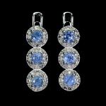 Belíssimo par de brincos em prata de lei espessurada a ouro branco, design exclusivo de excepcional ourivesaria. Pingente com preciosa cravação de Safiras de 3.0 mm, clássica lapidação brilhante, adornadas por rico trabalho e fino acabamento com elegantes coroa de Topázios extra brancas com lindo brilho. Perfeito estado de conservação, sem uso. Medem 1,5 x 0,5 cm. Origem Mianmar e África.