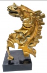 JOSÉ GUERRA (Madrid, Espanha, 1941 - Santa Catarina, 2018) ) - Raríssima e imponente escultura, representando expressivo cavalo riquíssimo em movimentos, adornado por lindo trabalho e fino acabamento. Feito á mão em bronze patinado de excelente fundição e qualidade escultórica. Apoiada sobre base de madeira. Excelente estado de conservação. Mede 45,0 cm de altura x 22,0 x 22,0 cm da base. NOTA SOBRE O ARTISTA:  José Guerra (Espanha, 1941)Escultor, inicia muito cedo sua formação artística. Em 1952, ingressa na Escola de Artes e Ofícios de Madrid, onde permanece até 1958, recebendo orientação de importantes artistas espanhóis. A partir de 1956, estuda Escultura na Real Academia de São Fernando. Paralelamente, estuda Cerâmica e História da Arte. Muda-se para São Paulo em 1958, onde produz esculturas de bronze que têm como temas prevalentes cavalos e figuras humanas, sobretudo mulheres. Mostra seu trabalho em exposições individuais e coletivas realizadas no Brasil, entre elas o Panorama da Arte Atual Brasileira, no Museu de Arte Moderna de São Paulo MAM, Alemanha, Espanha e Estados Unidos. Possui obras instaladas em diversas instituições públicas e privadas no Brasil e foi autor de troféus destinados a premiados do Fundo das Nações Unidas para a Infância UNICEF. Suas esculturas geralmente não são realistas. Mediante rupturas na superfície de suas peças, ele possibilita a criação de sugestivos efeitos de luz e sombra. Teve como Professores ,grandes mestres como Antonio Cruz Callado, Cappa e José Espinós Alonso, este ultimo seu tio.Conquistou seu 1º Prêmio De Escultura em 1956, num concurso instituído na capital espanhola pela Escuela  de Artes de Calle de La  PalmaE em 1959, já no Brasil , recebeu uma Menção Honrosa ao participar do Salão Paulista de Belas Artes.Possui várias obras em locais públicos, entre elas na estação Santa Cecilia do metro em São Paulo e Imprensa Oficial do Estado .José Guerra teve algumas encomendas especiais de importância:  Criou o Premio São Silvestre(1.959),instituído pelo jornal A Gazeta Esportiva, para premiar os três melhores corredores daquela tradicional prova pedestre; O prêmio Jeca Tatu ( 1.979) instituído pela Agencia de Propaganda CBBA de São Paulo para premiar o melhor texto ou a melhor imagem brasileira; o Prêmio Bayer(1.981) ,criado pela Bayer do Brasil para Premiar os melhores pecuaristas brasileiros: o Prêmio Imprensa Oficial (1.982), destinado a premiar os melhores livros editados em São Paulo, sob o ponto de vista gráfico; e finalmente o Prêmio UNICEF (1.982) instituído pelo Fundo Das Nações Unidas para infância para homenagear personalidades e instituições que têm dedicado no mundo seu tempo e seu talento a causa da infância .Se dedicou a Escultura até os últimos dias de sua vida, deixando no seu acervo obras inéditas nas quais transparece todo seu amor e dedicação pela arte .