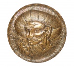 BELO PRATO MEDALHÃO FINAMENTE EXECUTADO A MÃO COM COBRE DE EXCELENTE QUALIDADE, DECORADO COM CLÁSSICA FIGURA PRETO VELHO. EXCELENTE ESTADO DE CONSERVAÇÃO. MEDE APROX 50 CM DE DIÂMETRO.