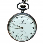 CLÁSSICO RELÓGIO DE BOLSO PRECIOSA MANUFATURA MIRVANINE SWISS, BELÍSSIMA CAIXA DE 42 MM EM METAL PRATEADO DE EXCELENTE FUNDIÇÃO, MOSTRADOR ESMALTADO DE FUNDO BRANCO COM ALGARISMO ARÁBICO. MAQUINÁRIO COM SEGUNDOS E MECANISMO A CORDA FUNCIONANDO. PRECIOSA MANUFATURA MIRVAINE. SUIÇA INICIO DO SÉCULO XX. EXCELENETE ESTADO DE CONSERVAÇÃO. ACOMPANHA CORRENTE.