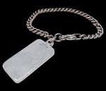 TIFFANY & CO - BELA BARRA EM PRATA DE LEI TEOR 925 ASSINADA PELA RENOMADA JOALHERIA TIFFANY. ACOMPANHA ELEGANTE PULSEIRA EM PRATA DE LEI TEOR 925 CLÁSSICA MALHA GROUMET DE FINO ACABAMENTO. ÓTIMO ESTADO DE CONSERVAÇÃO. BARRA MEDE APROX 3,5 X 1,7 CM, PULSEIRA 16 CM.