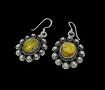 ELEGANTE PAR DE BRINCOS EM PRATA DE LEI TEOR 925, DESIGN VINTAGE EXCLUSIVO COM PRECIOSA CRAVAÇÃO DE ÂMBAR NATURAL, MEDINDO APROX 10 X 8.0 MM, CLÁSSICA LAPIDAÇÃO OVAL CABOCHON. ÓTIMO ESTADO DE CONSERVAÇÃO. MEDEM APROX 4,0 X 2,0 CM.