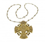 BELÍSSIMA E RARA CRUZ DE JERUSALÉM EM PRATA DE LEI TEOR 950, FEITIO DE EXCEPCIONAL OURIVESARIA COM RICO TRABALHO E FINO ACABAMENTO COM VERMEIL. MEDE APROX 5,2 CM DE DIÂMETRO. ACOMPANHA ELEGANTE CORRENTE COM DESIGN EXCLUSIVO MEDINDO 56 CM DE COMPRIMENTO. CONJUNTO EM EXCELENTE ESTADO DE CONSERVAÇÃO. A CRUZ PODE SER UTILIZADA COMO BROCHE OU PINGENTE. ORIGEM JERUSALÉM. NOTA: A cruz de Jerusalém, também conhecida como cruz quíntupla ou cruz e cruzetas, é uma variante da cruz cristã que consiste em uma grande cruz cercada por quatro cruzes gregas menores. Este símbolo, que representa os quatro evangelistas e a propagação do evangelho, era usado como emblema do Reino de Jerusalém e também como brasão de armas.