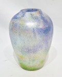 Elegante e lindo vaso, executado em vidro artístico iridescente de ótima qualidade e manufatura. Design moderno e exclusivo. Perfeito estado de conservação. Mede 22,5 cm de altura x 7,0 cm de diâmetro do círculo da borda.