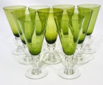 Lindo e charmoso jogo de 8 grandes taças, executadas em vidro artístico de ótima qualidade, bojo em tonalidade verde e haste/base translúcida. Design moderno e exclusivo. Perfeito estado de conservação, medem 20,0 cm de altura x 9,5 cm de diâmetro da borda cada.