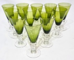 Lindo e charmoso jogo de 8 grandes taças, executadas em vidro artístico de ótima qualidade, bojo em tonalidade verde e haste/base translúcida. Design moderno e exclusivo. Perfeito estado de conservação, medem 18,0  cm de altura x 8,0 cm de diâmetro da borda cada aproximadamente.