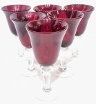 Lindo e charmoso jogo de 6 grandes taças, executadas em pesado vidro artístico de ótima qualidade, bojo em tonalidade vermelho rubi e haste/base translúcida. Design moderno e exclusivo. Perfeito estado de conservação, medem 20,5 cm de altura x 11,5 cm de diâmetro da borda cada.