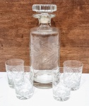 Charmoso e lindo conjunto de botelha e 4 copinhos, ambos executados em cristal de ótima qualidade e manufatura nacional, adornados por clássica lapidação jateada trigo, tonalidade translúcida. Perfeito estado de conservação. Botelha mede 25,0 cm de altura x 10,0 cm de diâmetro da base, copinhos medem 8,0 x 6,0 cm.