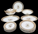 STEATITA, BRASIL - Belíssimo aparelho de jantar e sobremesa, feito em porcelana de ótima qualidade e manufatura nacional. Peças adornadas por lindo motivo floral e riquíssimos filetes e coberturas á ouro. Composto por: 01 sopeira, 02 travessas ovais, 01 bowl, 01 prato para bolo, 05 pratos rasos para jantar e 05 para sobremesa. Ambos em bom estado de conservação. Sopeira possui discreto fio de cabelo. Pratos para jantar medem 24,0 cm de diâmetro e sopeira 15,0 cm de altura x 27,0 cm de alça á alça.