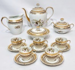 STEATITA, BRASIL - Belíssimo aparelho de café, feito em porcelana de ótima qualidade e manufatura nacional. Peças adornadas por lindo motivo floral e riquíssimos filetes e coberturas á ouro. Composto por: 01 bule, 01 leiteira, 01 açucareiro, 01 manteigueira e 05 xícaras para café com seus respectivos pires. Ambos em bom estado de conservação. Bule mede 19,0 cm de altura x 22,5 cm de alça a alça. Xícaras medem 5,5 cm de altura x 10,5 cm de diâmetro dos pires.