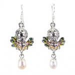 Elegante par de brincos em prata espessurada a ouro branco, design exclusivo de excepcional ourivesaria no formato de Querubins adornados por rico trabalho esmaltado e linda Pérola de 4.0 mm. Perfeito estado de conservação, sem uso. Medem 4,0 x 1,4 cm . origem Tailândia e África.