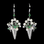 Belo par de brincos em prata espessurada a ouro branco, design exclusivo de excepcional ourivesaria no formato de buque de flores adornadas por rico trabalho com esmeraldas de lapidação brilhante, fino acabamento com água marinha quadrada e lindas Pérolas mini de 2.5 mm. Perfeito estado de conservação, sem uso. Medem 4,2 x 1,6 cm . origem Tailândia, Brasil e Colômbia.