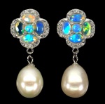 Charmoso par de brincos em prata espessurada a ouro branco, design exclusivo de excepcional ourivesaria com preciosa cravação de Opalas de fogo de 5.0 x 3.0 mm, clássica lapidação oval brilhante, adornadas por rico trabalho com Zirconias de lapidação brilhante, e fino acabamento com linda Pérola de 8.0 mm. Perfeito estado de conservação, sem uso. Medem 2,8 x 1,2 cm . origem Etiópia e Tailândia.