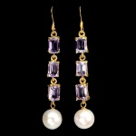 Elegante par de brincos em prata espessurada a ouro amarelo, design moderno exclusivo de excepcional ourivesaria com linda Pérola de 8.0 mm, adornada por rico trabalho e belíssimas Ametistas de 7.0 x 5.0 mm, clássica lapidação esmeralda brilhante. Perfeito estado de conservação, sem uso. Medem aprox 5,8 x 0,8 cm. Origem Tailândia e Uruguai.