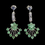 MAGNIFICO PAR DE BRINCOS EM PRATA DE LEI ESPESSURADA A OURO BRANCO, DESIGN MODERNO FLORAL EXCLUSIVO DE EXCEPCIONAL OURIVESARIA COM PRECIOSA CRAVAÇÃO DE ESMERALDAS DE 2.5 MM, CLÁSSICA LAPIDAÇÃO BRILHANTE, ADORNADAS POR RICO TRABALHO E FINO ACABAMENTO COM TANZANITAS DE LAPIDAÇÃO BRILHANTE. PERFEITO ESTADO DE CONSERVAÇÃO, SEM USO. MEDEM 3,2 X 1,6 CM. ORIGEM COLÔMBIA E TANZÂNIA.