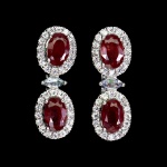 Belíssimo Par de Brincos em prata de lei espessurada a ouro branco, design exclusivo de excepcional ourivesaria com Rubis de 6.0 e 4.0 mm, clássica lapidação oval brilhante, adornados por rico trabalho e fino acabamento com elegantes coroas de Zirconias extra brancas. Perfeito estado de conservação, sem uso. medem aprox 2,0 x 0,7 cm . origem África.