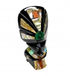 RARA ESCULTURA EM ÔNIX NATURAL REPRESENTANDO TOTEM RICAMENTE DECORADA COM PEDRAS E ABALONE NATURAL. PERFEITO ESTADO DE CONSERVAÇÃO. MÉXICO MEADOS DO SÉC XX. MEDE APROX 13 X 7,0 CM.