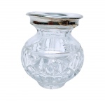 DELICADO VASO EM CRISTAL RICAMENTE LAPIDADO, ADORNADO POR PRECIOSA BORDA EM PRATA DE LEI TEOR 800 CONTRASTADO. ALEMANHA INICIO DO SÉC XX. CRISTAL EM PERFEITO ESTADO, BORDA DE PRATA COM DISCRETAS MOSSAS. MEDE APROX 8,0 X 6,0 CM.
