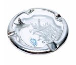 SILVER CITY GLASS CO - ELEGANTE E RARO CINZEIRO EM VIDRO DE EXCELENTE MANUFATURA, FINAMENTE DECORADO COM PRECIOSA PINTURA EM PRATA CONTENDO AVES, ORNAMENTAÇÃO E RICA COBERTURA NA BORDA. USA MEADOS O SÉC XX. ÓTIMO ESTADO DE CONSERVAÇÃO. MEDE APROX 3,5 X 15 CM.