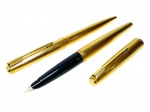 PARKER BRASIL - LOTE COMPOSTO POR DUAS BELÍSSIMA CANETAS SENDO UMA TINTEIRO E UMA ESFEROGRÁFICA, AMBAS CLÁSSICO MODELO VINTAGE GOLD FILLED DE COLEÇÃO. CORPO, TAMPA E GUARNIÇÕES EM METAL ESPESSURADO A OURO. BRASIL MEADOS DO SÉCULO XX. EXCELENTE ESTADO DE CONSERVAÇÃO, NÃO APARENTAM USO. ACONDICIONADAS EM ESTOJO ORIGINAL.