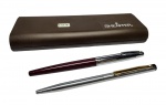 SHEAFFER - LOTE COMPOSTO POR DUAS BELAS CANETAS SENDO UMA TINTEIRO COM CORPO EM RESINA BORDÔ, TAMPA, PENA E GUARNIÇÕES EM METAL PRATEADO E UMA ESFEROGRÁFICA EM METAL PRATEADO DE EXCELENTE FUNDIÇÃO E ACABAMENTO COM CLIPE DOURADO. AMBAS CLÁSSICO MODELO VINTAGE DE COLEÇÃO. EXCELENTE ESTADO DE CONSERVAÇÃO. ACONDICIONADAS EM CAIXA ORIGINAL.