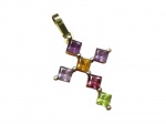 LINDO PINGETE DE OURO 18 K TEOR 750 NO FORMATO DE CRUZ RICAMENTE DECORADA COM AMETISTAS, CITRINO, GRANADA E TURMALINA DE 5.0 MM, CLÁSSICA LAPIDAÇÃO QUADRADA BRILHANTE. PERFEITO ESTADO DE CONSERVAÇÃO, NÃO APARENTA USO. PESO 3.4 GRAMAS. MEDE APROX 3,0 X 2,0 CM.