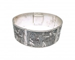 MAJESTOSO BRACELETE EM PRATA DE LEI TEOR 925, FEITIO DE EXCEPCIONAL OURIVESARIA COM RICO TRABALHO E FINO ACABAMENTO CONTENDO CENAS DO EGITO ANTIGO. EXCELENTE ESTADO DE CONSERVAÇÃO. MEDE APROX 6,0 CM DE DIÂMETRO. 19 CM DE COMPRIMENTO X 2,4 CM DE LARGURA.