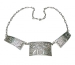 MAJESTOSO COLR EM PRATA DE LEI TEOR 925, FEITIO DE EXCEPCIONAL OURIVESARIA COM BELA MALHA CARTIER, RICO TRABALHO E FINO ACABAMENTO CONTENDO CENAS DO EGITO ANTIGO. EXCELENTE ESTADO DE CONSERVAÇÃO. MEDE APROX 45 CM DE COMPRIMENTO, PLACA CENTRAL 3,5 X 2,4 CM.