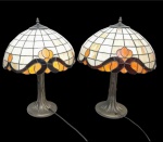 EUA - Excepcional par de abajures de estilo Tiffany Art'Noveau, com linda e clássica cúpula em vitral de rica coloração, elegante base em metal de excelente fundição adornado por rico trabalho. Impecável estado de conservação, medem 55,0 cm de altura x 40,0 cm de diâmetro da cúpula cada. USA meados do século XX.