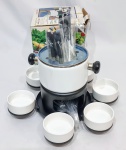 NEWLINE - Lindo lote Kit Foundue giratório, composto por panela esmaltada, 12 garfos, 6 colheres, 6 potes e 6 suportes. + 6 garfos Inox para Foundue. Bom estado de conservação. Acondicionadas em caixas originais.