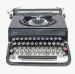OLIVETTI, ITÁLIA - Rara máquina de escrever, modelo Studio 42. Estrutura em bom estado de conservação, sem teste de funcionamento. Mede 15,0 x 26,5 x 33,0 cm.