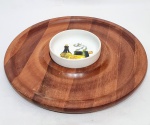 Linda e charmosa bandeja petisqueira, feita em madeira trabalhada de ótima qualidade com centro fundo em porcelana removível. Design moderno e exclusivo. Perfeito estado de conservação, mede 38,0 cm de diâmetro.